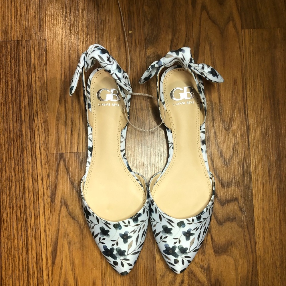 Gianni Bini New floral flats
